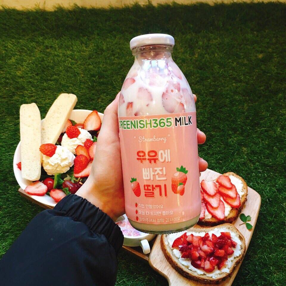 stitch_pololo's tweet photo. นมที่ใส่สตรอเบอร์รี่สดมีขายแล้วที่"ฮงแด" ร้าน"GREENISH365" สำหรับคนที่ซื้อนมสตรอเบอร์รี่ที่ร้านจะแจกช่อสตรอเบอร์รี่ให้ด้วย จำกัดวันละ30ช่อ https://t.co/TEKg0OuqZR