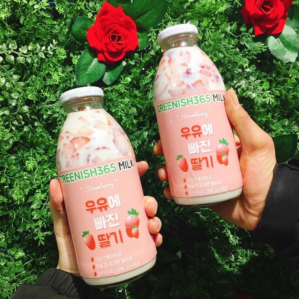 stitch_pololo's tweet photo. นมที่ใส่สตรอเบอร์รี่สดมีขายแล้วที่"ฮงแด" ร้าน"GREENISH365" สำหรับคนที่ซื้อนมสตรอเบอร์รี่ที่ร้านจะแจกช่อสตรอเบอร์รี่ให้ด้วย จำกัดวันละ30ช่อ https://t.co/TEKg0OuqZR