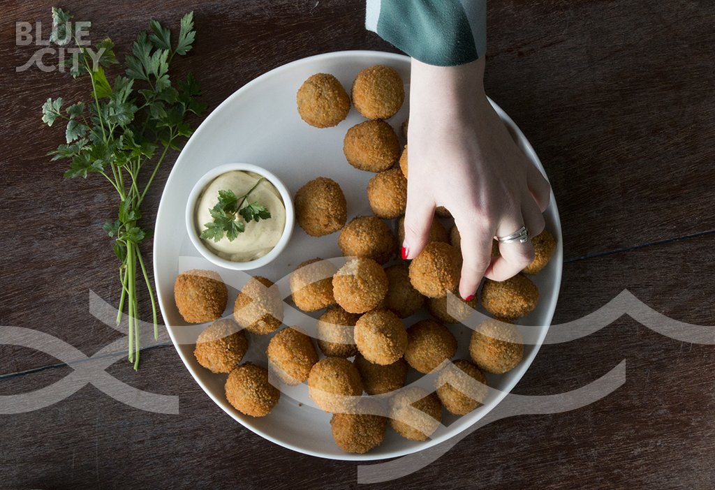 BlueCity010's tweet image. Bitterballen van zwammen ipv vlees? Daarmee besparen we 50/90 liter water - per bitterbal! Circulaire catering #BlueCity010 ism @RotterZwam