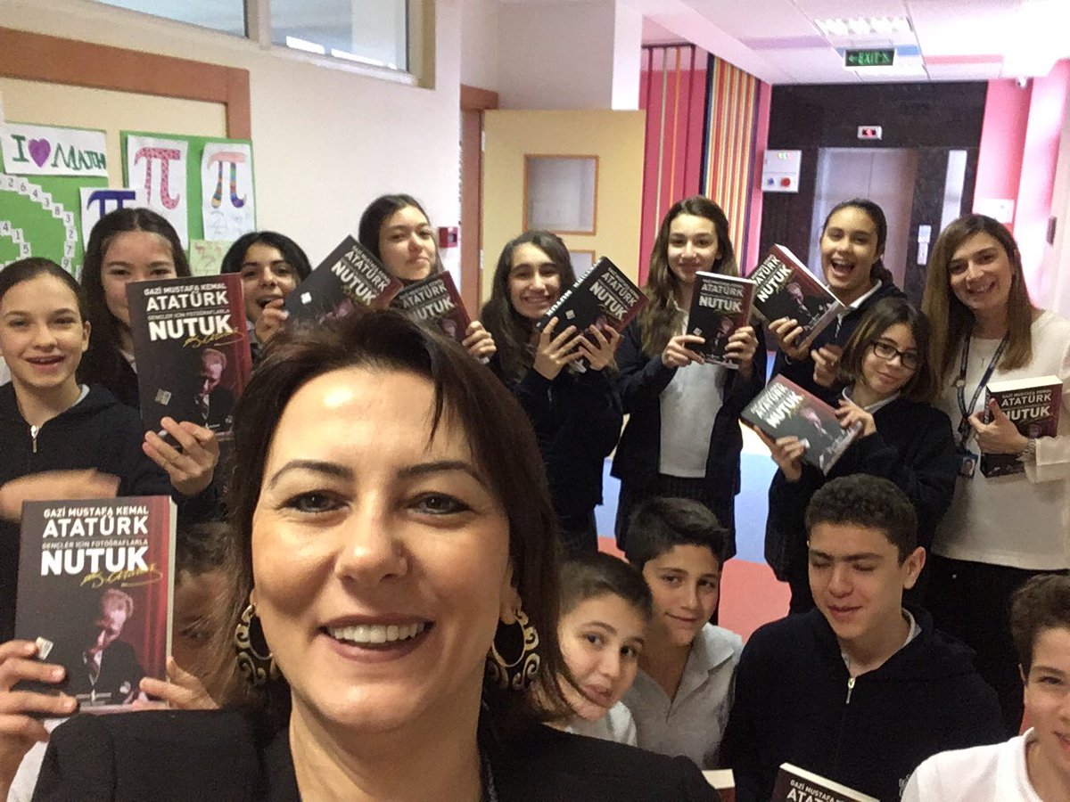 Değerli Kurucumuz Dr.Rüstem Eyüboğlu, Gazi Mustafa Kemal Atatürk'ün nadide eseri Nutuk'u öğrencilerimize armağan etti.