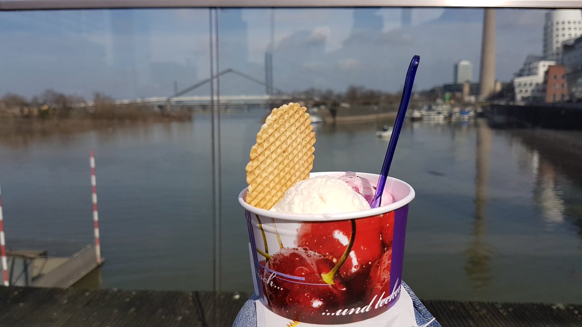 siebeno's tweet photo. #Lieblingsplatz mit #Lieblingseis bei #Lieblingswetter #lovelive #relax #eis #rhein #medienhafen https://t.co/vl5OfJsikh