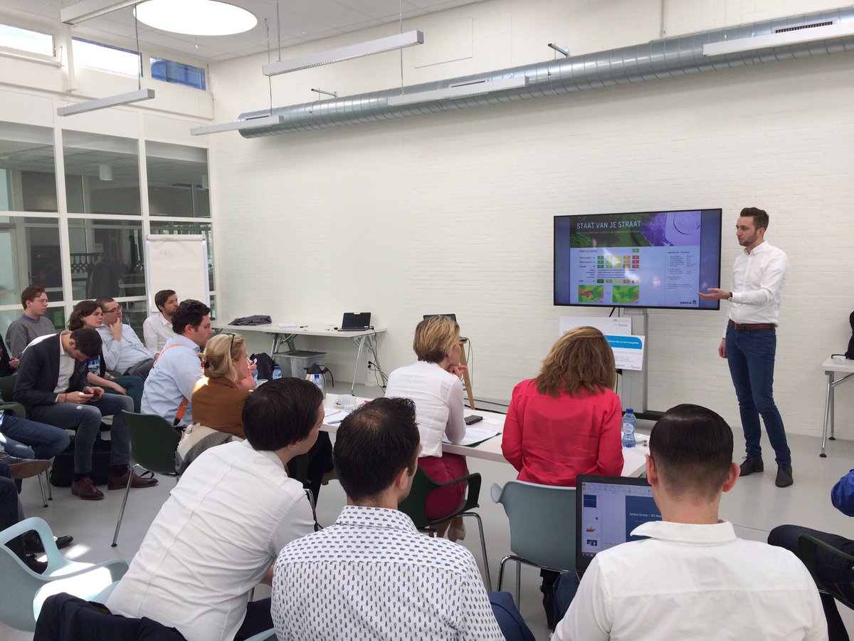 DoeDurf's tweet photo. Derde team dat gaat pitchen is @sweconederland. https://t.co/KJLUd5RwQM