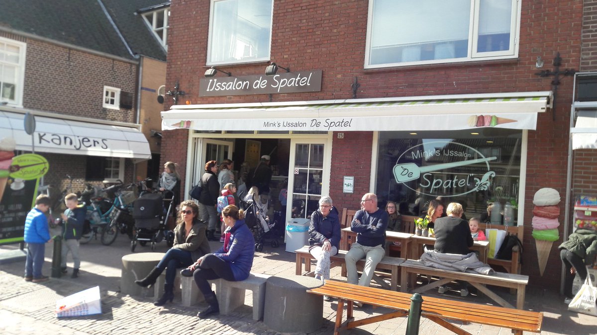 PietvDijk's tweet photo. Ook lange rij voor ijssalon de Spatel in Bunschoten 😅#ad033 #TK 2017 https://t.co/JIgCAG5HZg