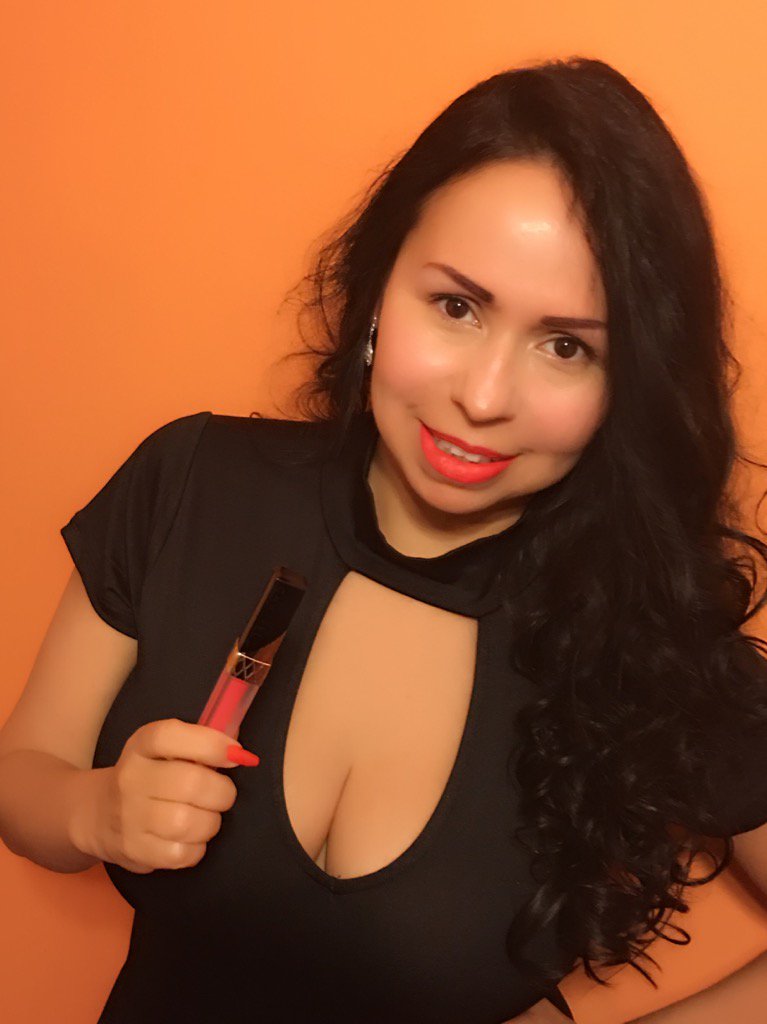 Clarita228's tweet photo. Officially my new favorite liquid lipstick by the Queen @Amrezyyy #amrezycollection #brooklyn #lipland https://t.co/JtAGF3KlCG