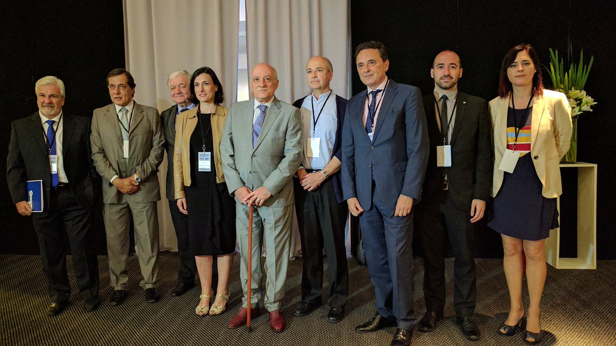 ciudadycomercio's tweet photo. .@fctarrio con los disertantes internacionales. Ya comienza #CAMEviveCCA https://t.co/xfech4TSKA