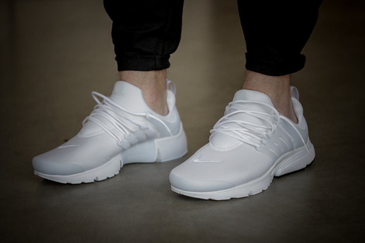 nike air presto essential on feet