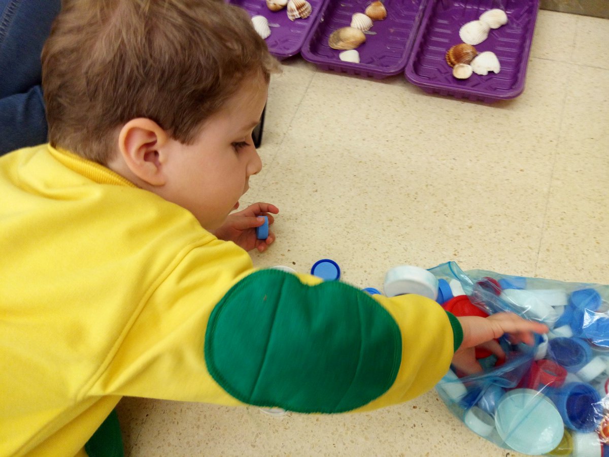 olguinsgd's tweet photo. Aprenent a #comptar amb petxines i taps. Relacionant #grafia i #quantitat. #matematiquesmanipulatives #educacióinfantil #p3 @claretbarcelona https://t.co/sL3Q4AbscA