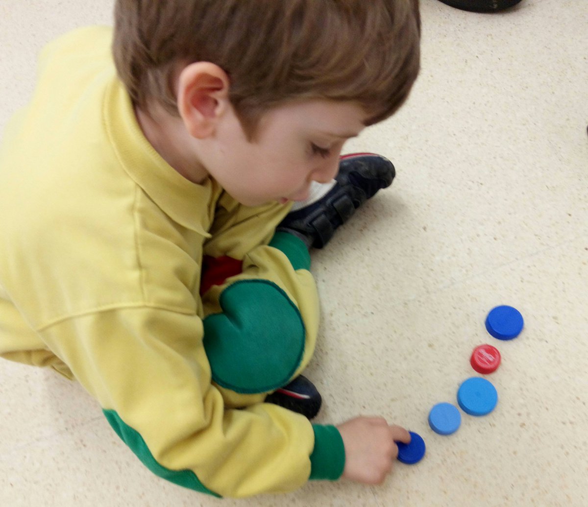 olguinsgd's tweet photo. Aprenent a #comptar amb petxines i taps. Relacionant #grafia i #quantitat. #matematiquesmanipulatives #educacióinfantil #p3 @claretbarcelona https://t.co/sL3Q4AbscA