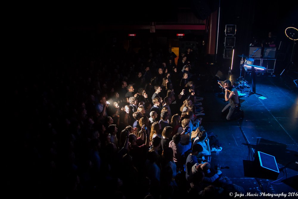 JujuBeMusic's tweet photo. Les "showmen" du groupe @halfmoonrun @ @ABconcerts : toutes les photos sur https://t.co/bWx0Hx1kA9 https://t.co/85ms7BvNNu