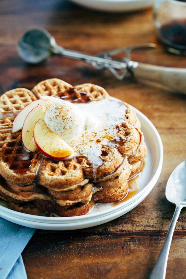 MashedHQ's tweet photo. YUM! Look at these apple pie waffles! #breakfasttime #applepie #waffles #yum https://t.co/bN3v4qLjee