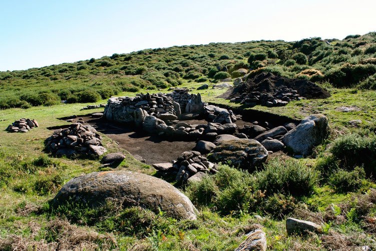 ARCIANasoc's tweet photo. Inscripción para participar en la campaña 2017 de excavaciones en la Sierra del Barbanza (A Coruña) @GEPNUSC https://t.co/wRmJr3TxQh https://t.co/QDGCTJN5s3