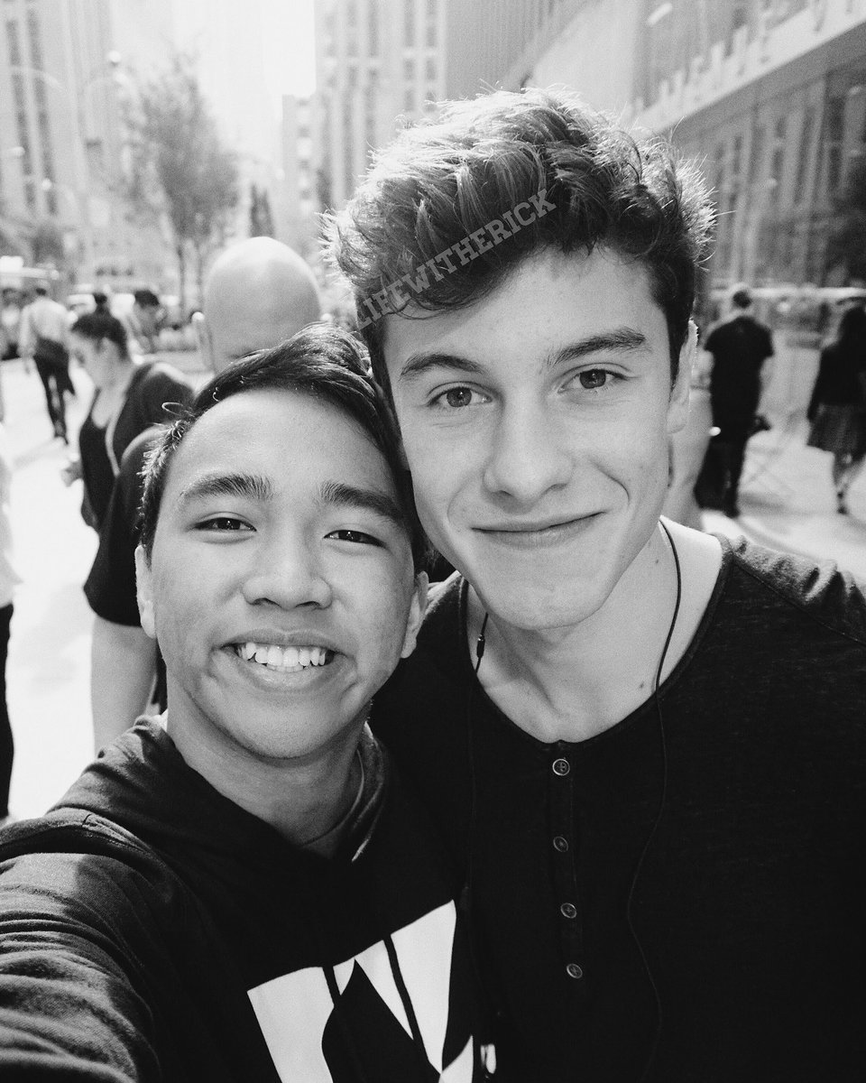 akosierick17's tweet photo. TB sa selfies namin 😄 Enjoy the Philippines Shawn! 🇵🇭 &amp; have fun sa concert 💙❤

#ShawnMendesMNL #WelcomeToMNLShawn #ShawnMendesLiveInManila https://t.co/xvYSntXWBU