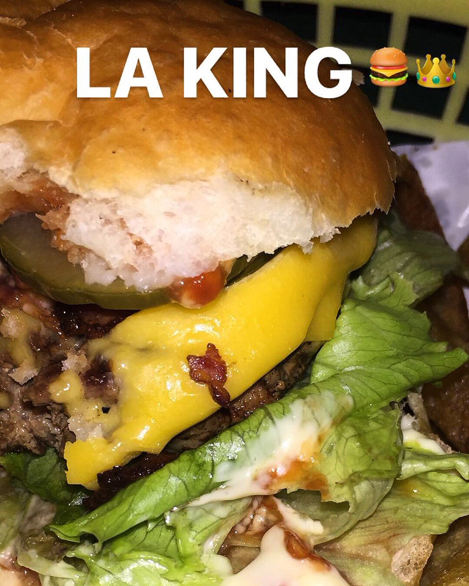 LaEsquinaba's tweet photo. Tormenta, veni tranquila que acá te esperamos con LA KING para disfrutarte más! 🍔⛈💛 
#burgers #foodporn #foodie https://t.co/Y7lIJlH4CC