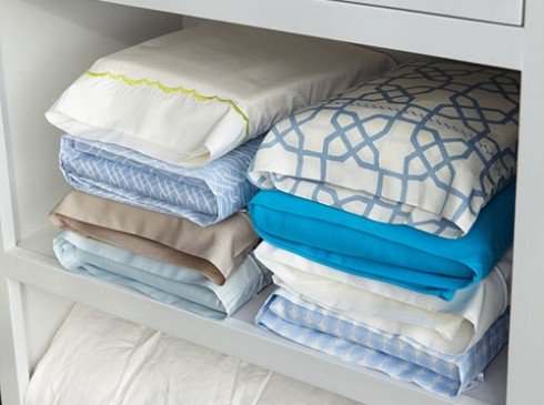 LockerdotLife's tweet photo. Store sheets inside matching pillowcases. This way, you’ll never lose the sets and keep them organized.
#hack #easystorage #organize https://t.co/xG05KjhMw1