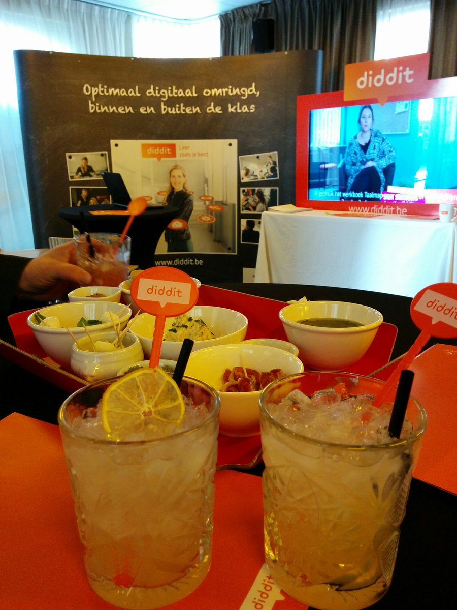 IvoNassel's tweet photo. Genieten van heerlijke cocktails en interessante diddit-sessies op de @UitgeverijVanIn infococktails in de @Zebrastraat https://t.co/RkaIiebvUD