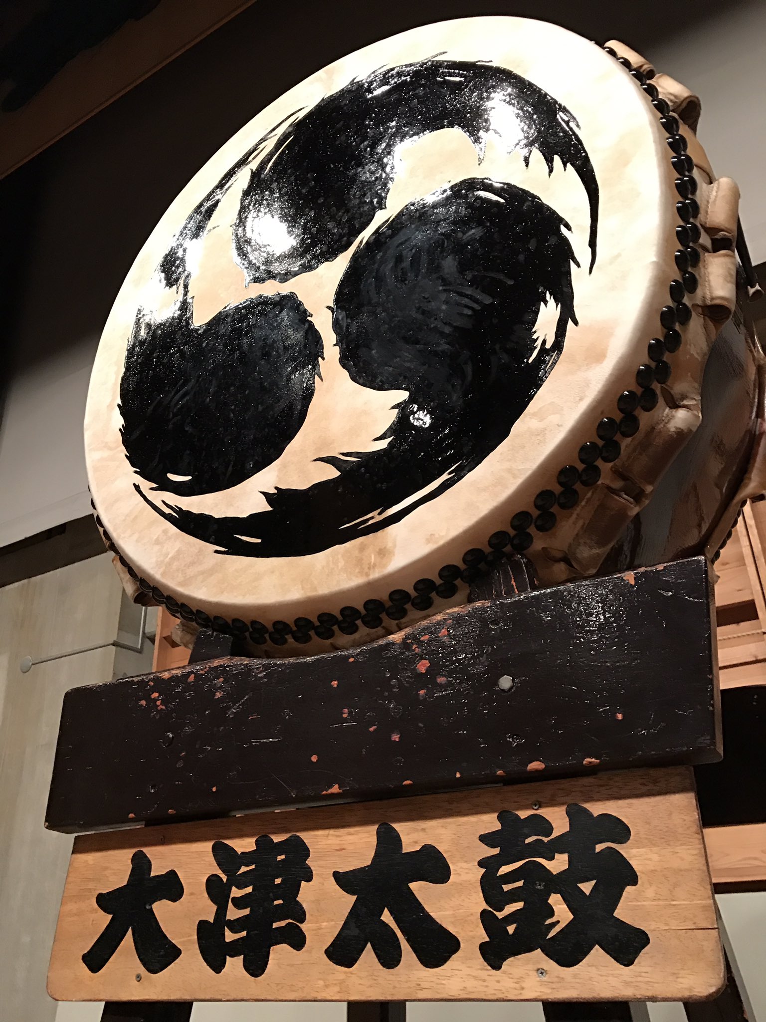 تويتر 高見大志 大津太鼓清流会 打頭 على تويتر ついに二ヶ月間 待ちに待った大太鼓 帰ってきました 兄貴にデザインしてもらったオリジナル三つ巴 かなり力入ります さらに2尺の桶太鼓が2器 本日さっそく文化ホールで打ち込みましたが最高 さっそく