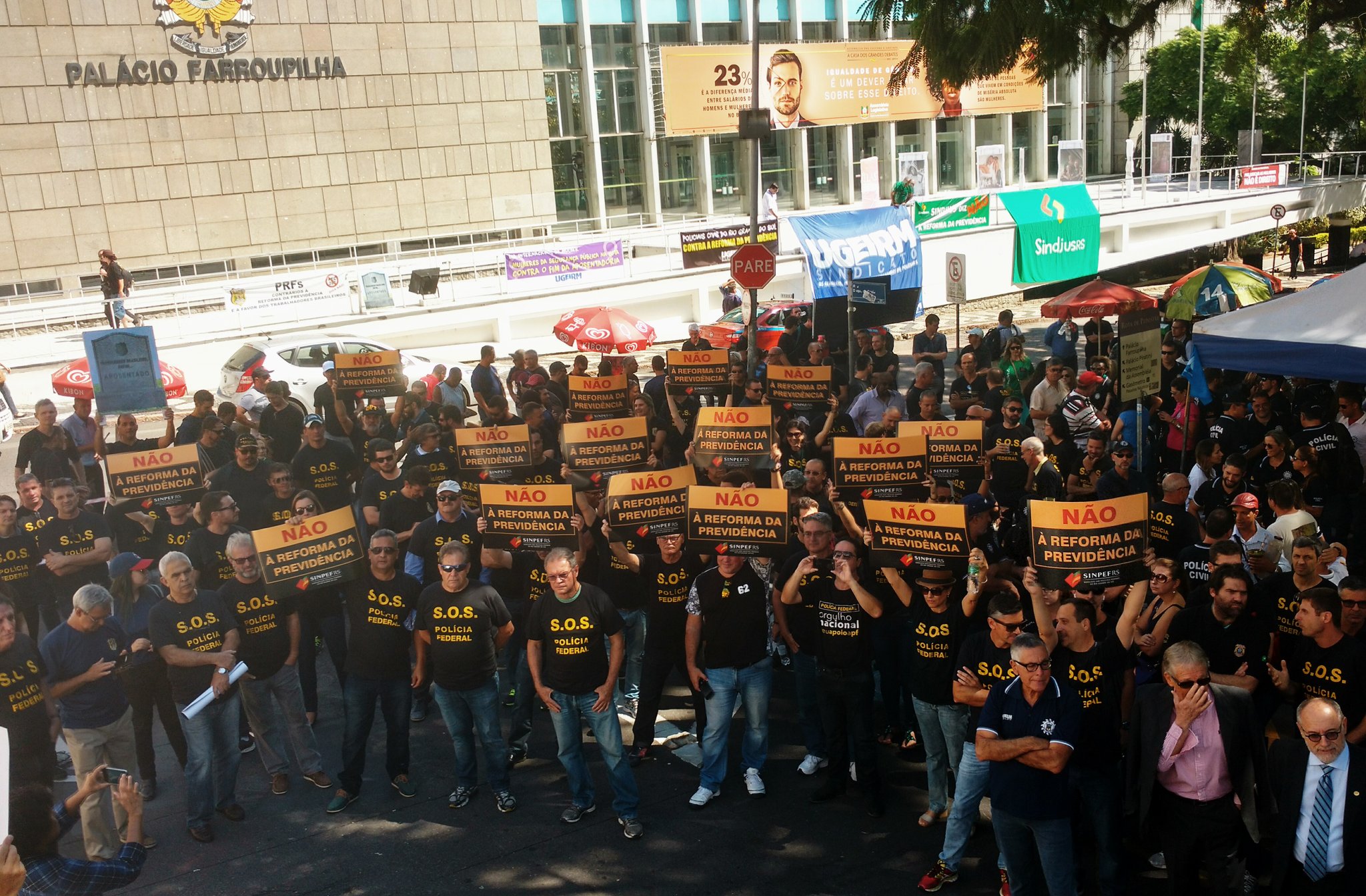 SINPEF RS fez ato em frente ao Palácio Farroupilha, em Porto Alegre (Divulgação: SINPEF-RS)