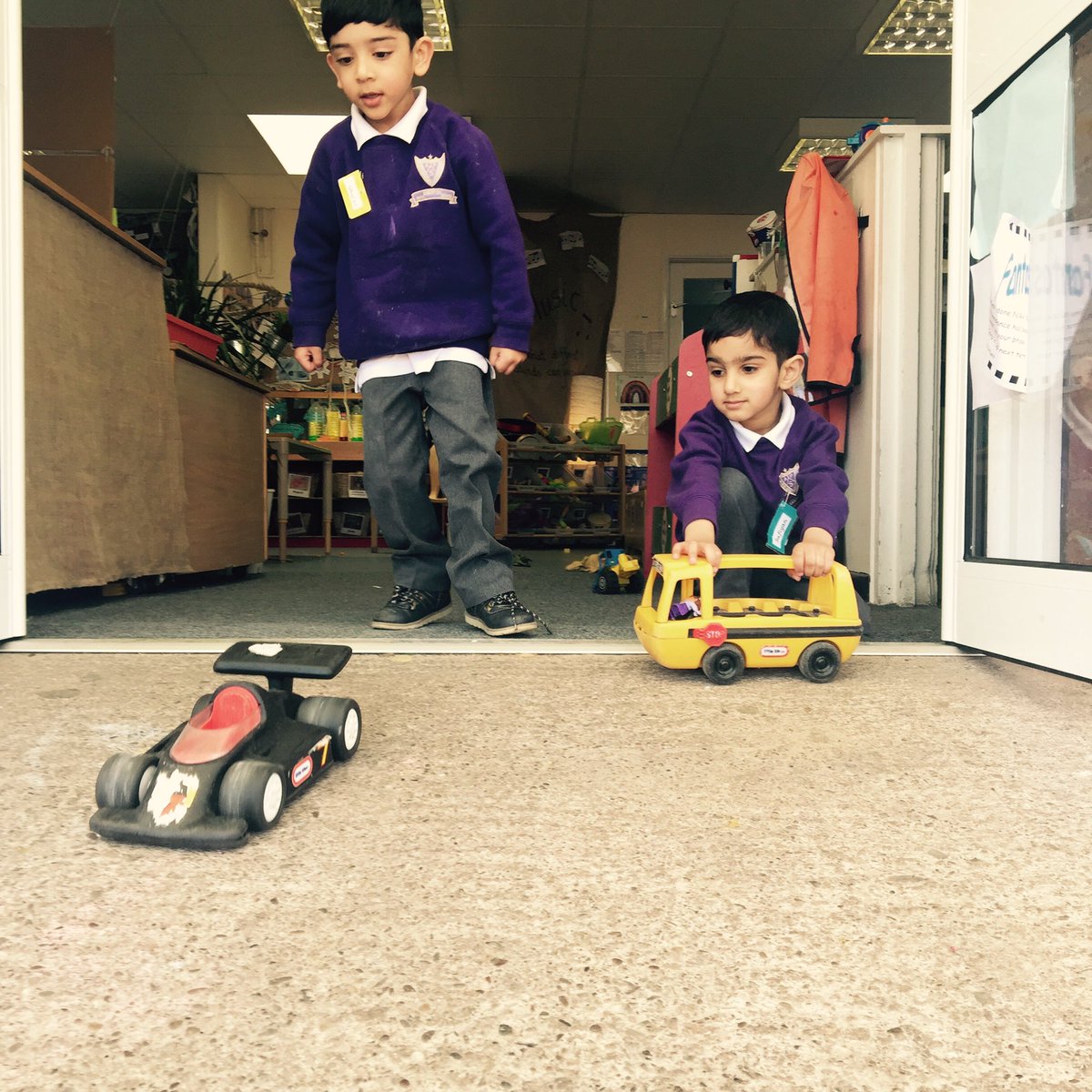 MrsAPerry1's tweet photo. @AndertonPark it feels more like summer, than spring, in the nursery garden this afternoon. #outdoorlearning #alloutside #earlyyears https://t.co/LxPyFOG2tL