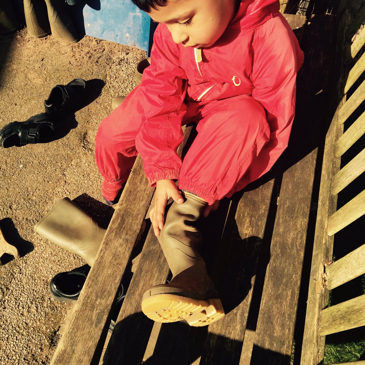 MrsAPerry1's tweet photo. @AndertonPark it feels more like summer, than spring, in the nursery garden this afternoon. #outdoorlearning #alloutside #earlyyears https://t.co/LxPyFOG2tL