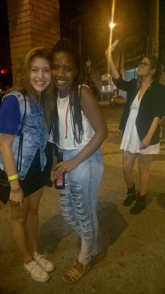 IroniasDaLua's tweet image. Mano, odeio quando vou tirar foto com a minha amiga e minha idola atrapalha no fundo, affs