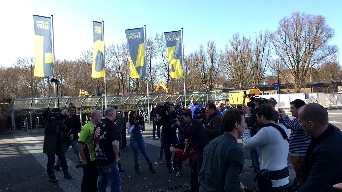 Genoeg media aandacht voor <a href="/MvG180/">Michael Van Gerwen</a> en <a href="/Raybar180/">Raymond van Barneveld</a> bij <a href="/rotterdamahoy/">Rotterdam Ahoy</a>! #rtl7darts