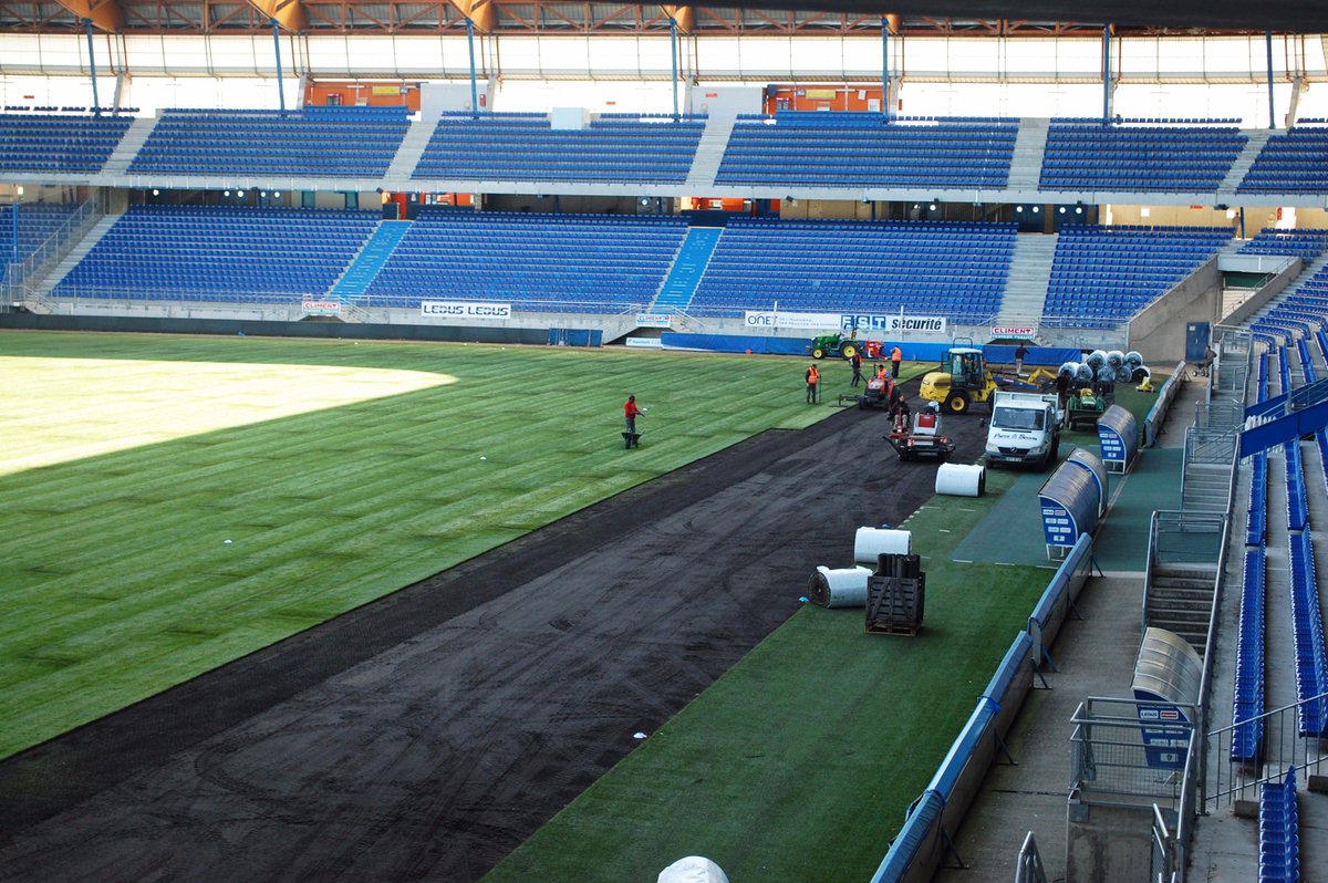 FCSM_officiel's tweet photo. 🚧 Le replacage de la pelouse du Stade Bonal touche à sa fin. #Pelouse #CommeNeuf #WorkInProgress #GoFCSM #FCSMNO
► https://t.co/XtydzeAHL3 https://t.co/VXNvai3b7m