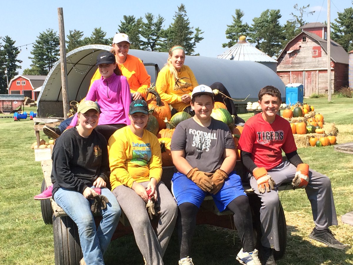 ColonyAcresIA's tweet photo. We LOVE our employees!! Happy #employeeappreciationday ! #colonypumpkinpatch #March #sun https://t.co/EyWwQVKweJ