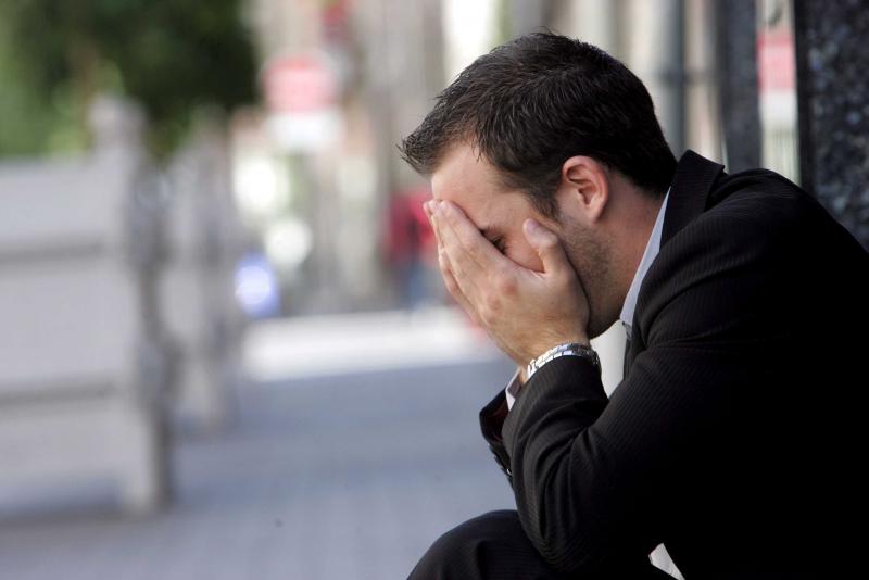 [Politique] Après les conseils de François Fillon, il boit du vin du Gard et perd tous ses amis.