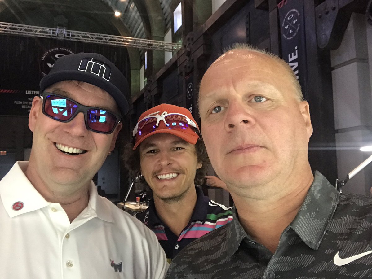 J_Utriainen's tweet photo. @BergmanRaoul Käytiin @HjuulioSandell .n ja @toffejusslin .n kanssa pääkonttorilla #Oakley https://t.co/uQCKCRvRa1