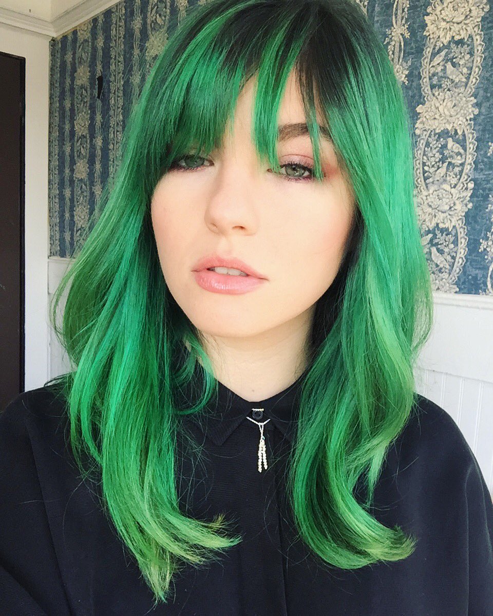 Phoebe Ryan цвет волос