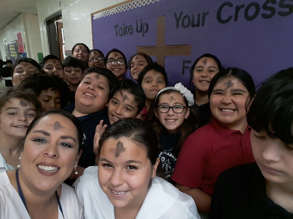 olphacademycc's tweet image. Ash Wednesday pic from Mrs. Martinez&apos;s 5th Grade Class!! We love our students 💕✝️ #olphacademycc #catholiceducation #AshWednesday