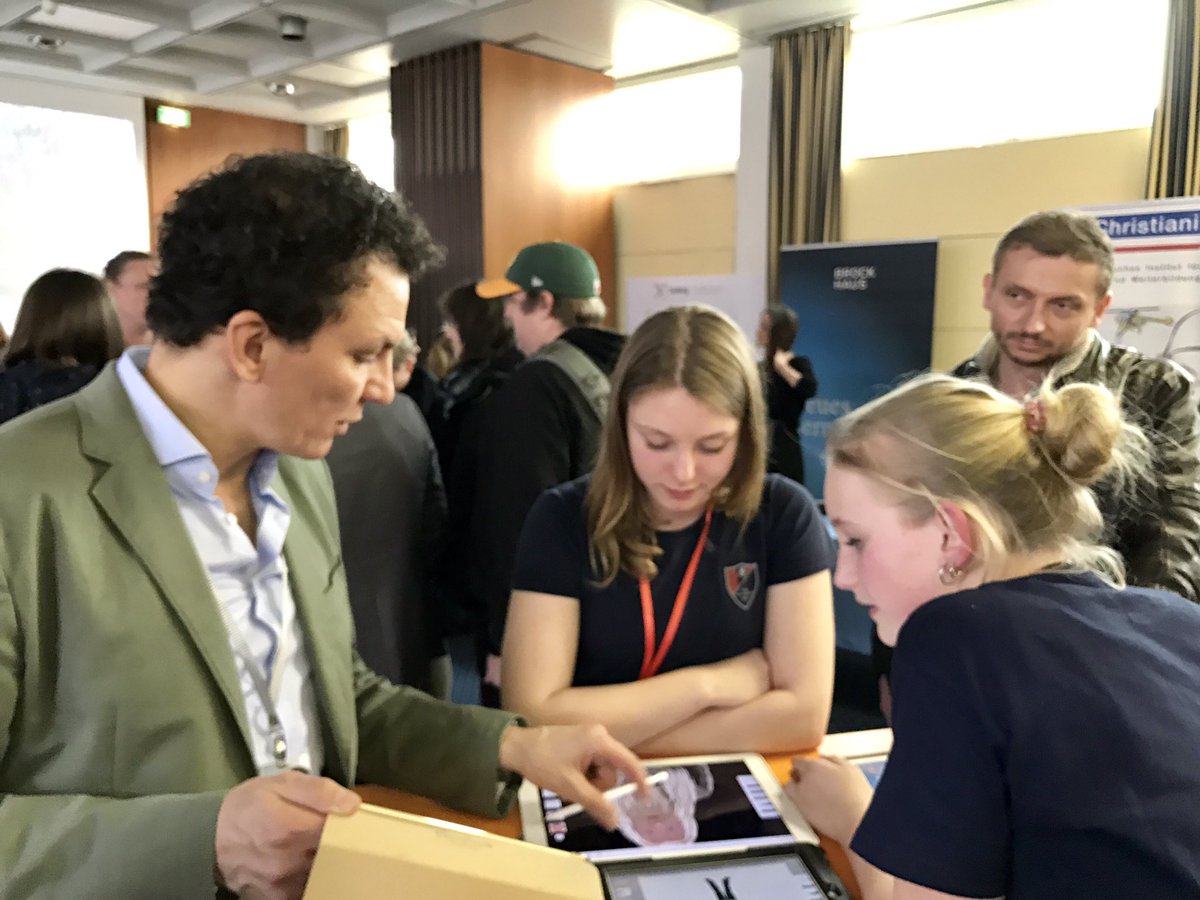 wewersbusch's tweet photo. Tolle Gespräche und innovative Tools beim #SpeedApping. #ViWe17 https://t.co/fE4R0ENNVV
