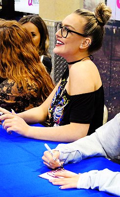 vanebrx's tweet photo. Perrie es un angel caido del cielo enserio ๐ย #WeWantPowerLikeSingle https://t.co/rBn0dbrFwT