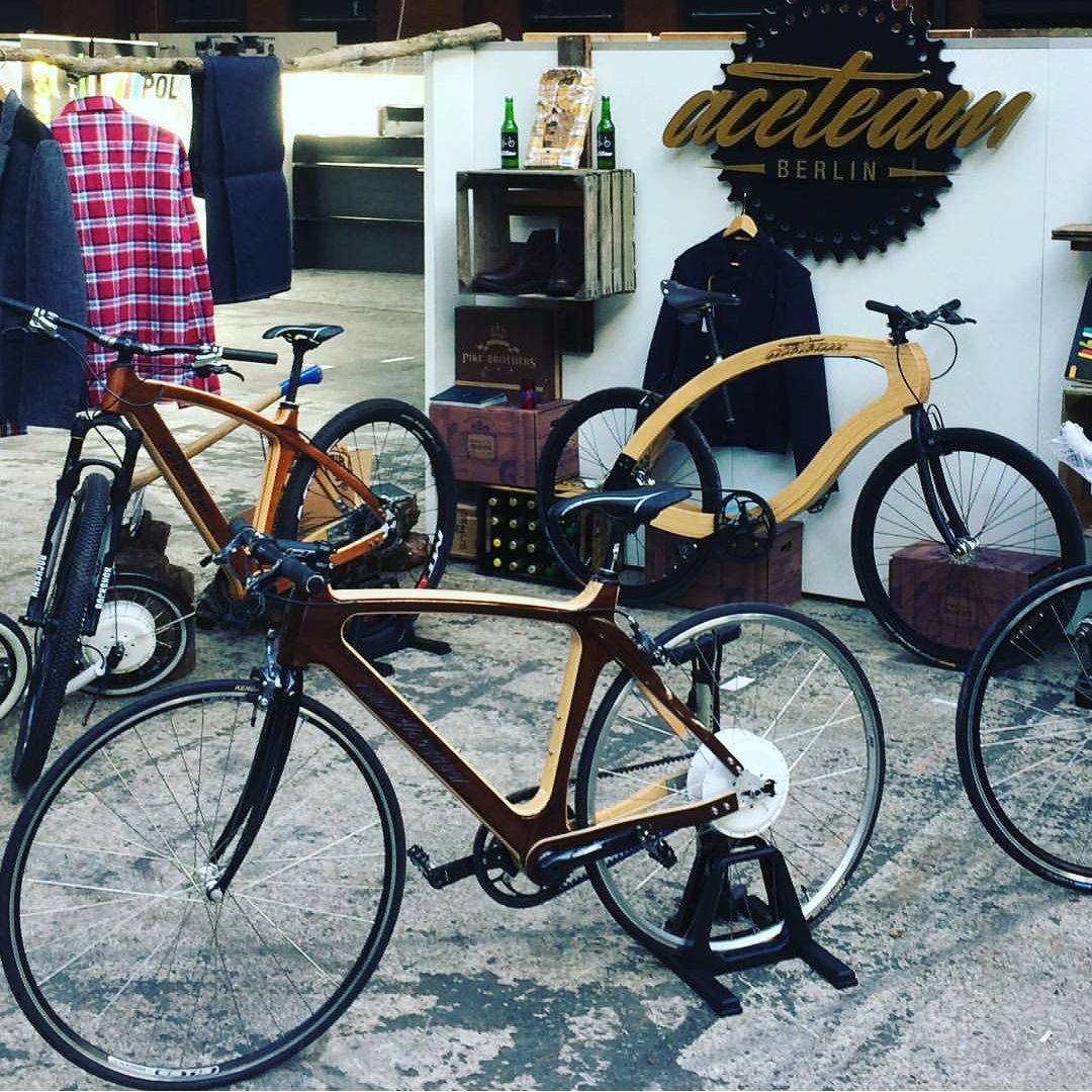 aceteamberlin's tweet photo. Wir sind Live. Weltneuheit auf der #fahrradschau in Berlin, #flykly mit Shimano Schaltung. Station Berlin Stand H3-D01. See you ✌ @flykly https://t.co/XDwk1dre1C