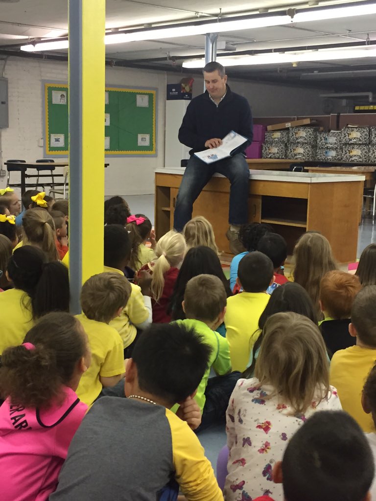 daltonss1966's tweet photo. Dean Hunter reading to our K kiddos to help us celebrate "Read Across America"!
#learntoreadandreadtolearn
@hunterlj1 https://t.co/7I1OwnUzOa