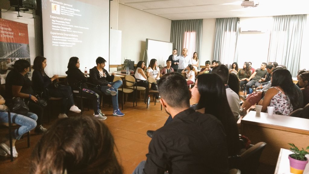Vinc_UNCuyo's tweet photo. "En lugar de buscar un trabajo, siempre aposté a #Emprender". 
Julián Correa González presenta #Smartbytes, incubada en @UNCuyo https://t.co/U8DK1YwKf4