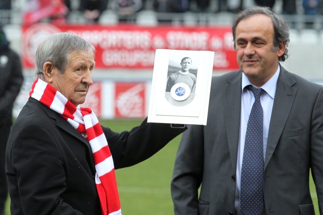 RMCsport's tweet photo. Michel Platini : "Raymond Kopa a été la première légende du football français" ▶️ https://t.co/6CYIgUFyVm
#rmclive https://t.co/XrbkPB4Gn8