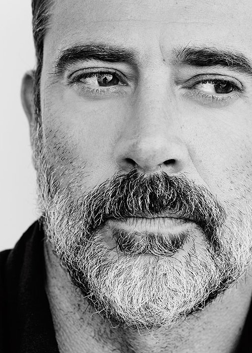TWDFrancophone's tweet photo. Si vous aviez un commentaire pour décrire Jeffrey Dean Morgan en tant que Negan dans #TheWalkingDead, que diriez-vous? https://t.co/x63M9MfoRS