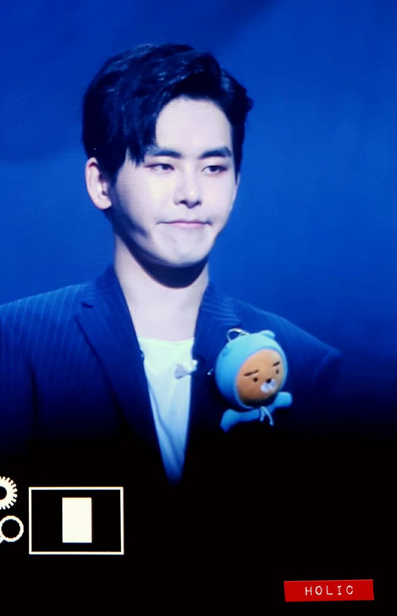 170303 무한대집회 #호야 #hoya #인피니트 라이언 인형 선물받아쏘요! 주머니루 꼬물꼬물 넣는데 귀여워서... 초점이 다 나갔ㅠㅠ..