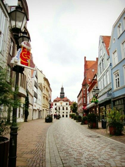 mydeutschstory's tweet photo. Lüneburg (#뤼네부르크)는
북독일에서 가장 예쁜 도시 중에 하나인것 같아요😚
#독일 최장길이 200m 가량의 광장 #AmSande 등의 볼거리 놓치지 마시길😁
#독일여행 #독일이야기 #독일생활
https://t.co/VU8olH6Zda https://t.co/ERrxBQreby