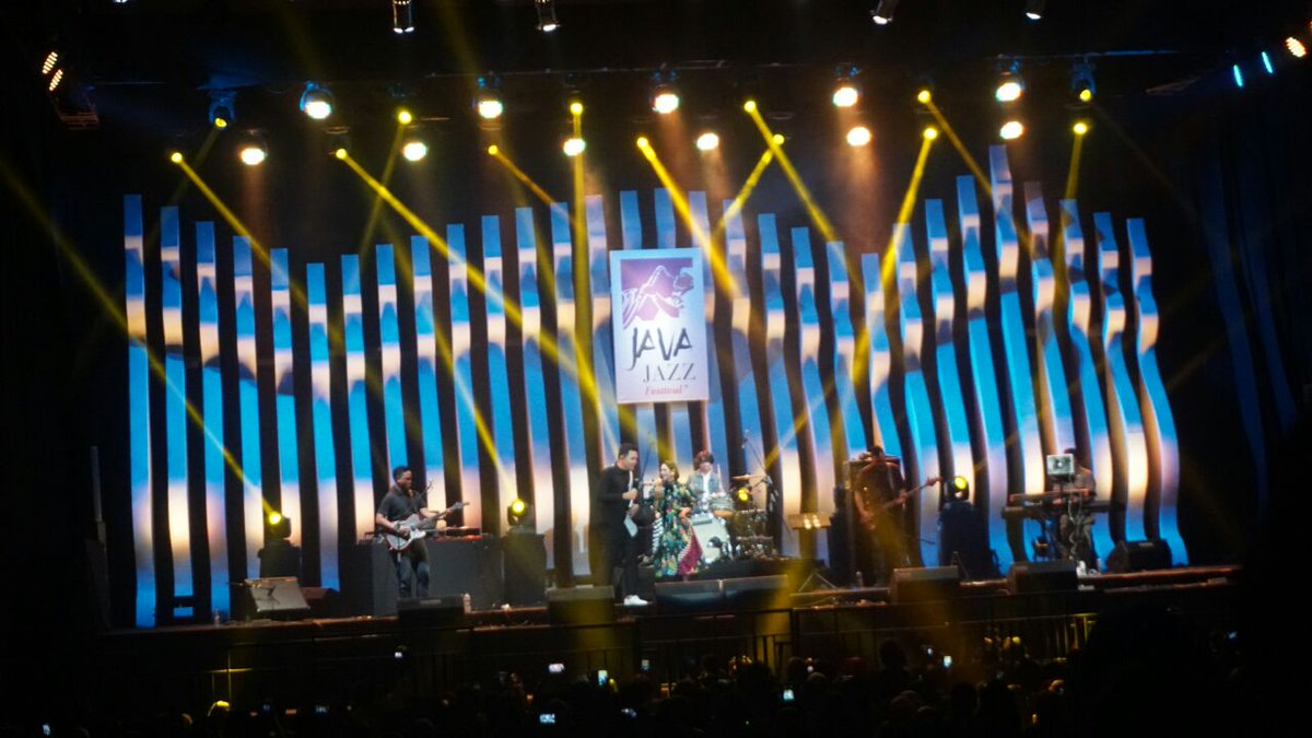 CosmopolitanFM's tweet photo. Malam ini @andienaisyah tampil di @JavaJazzFest dan memberikan kejutan dengan hadirnya @tulusm ! #904JavaJazzFest https://t.co/AoMjRZfqtr
