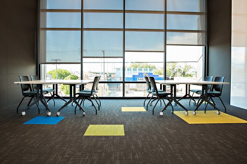 MechoSystems's tweet image. The @VOAUT uses #solarshades in their #conferenceroom to reduce #solarglare while preserving outside views. Courtesy @DesignTeamSLC