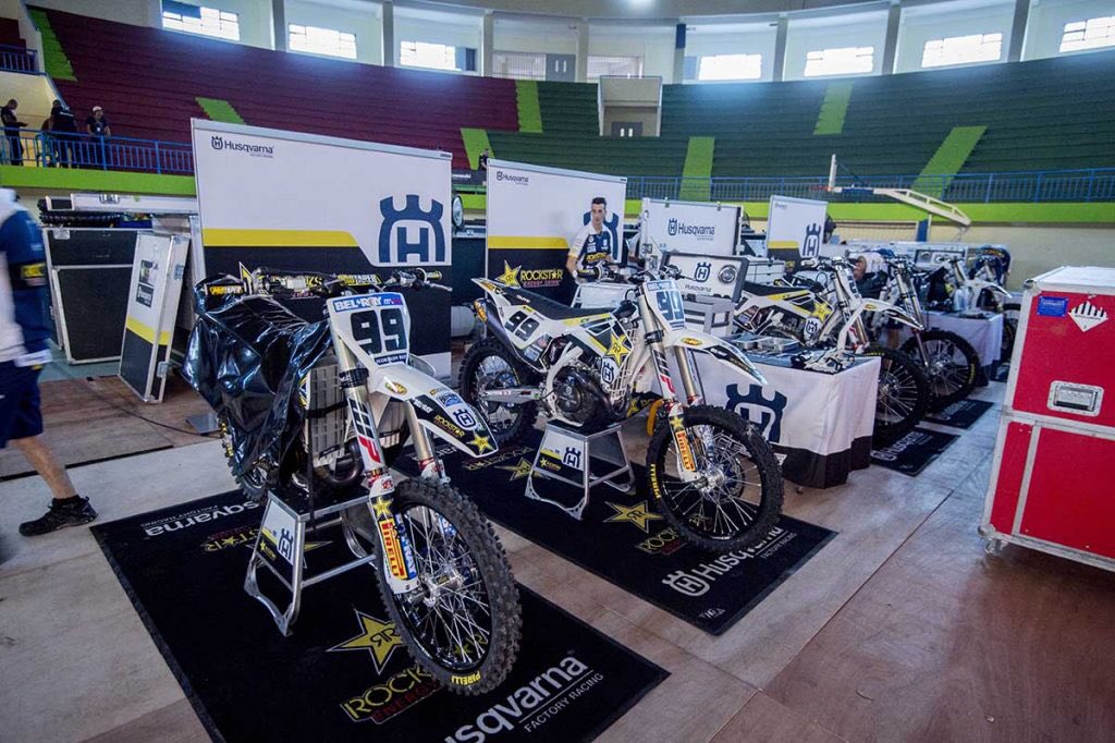 Check out today's gallery from #MXGPofIndonesia here: nl.motocrossmag.be/index.php/2017… You'll have to imagine the heat🌡😅