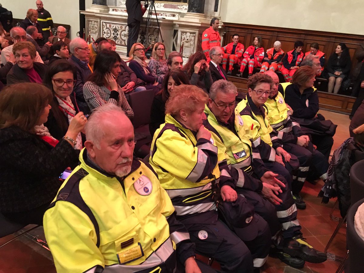 VolontariatOggi's tweet photo. I volti e i sorrisi dei volontari in attesa del Presidente #volontariato https://t.co/5V0UsJ6zKZ