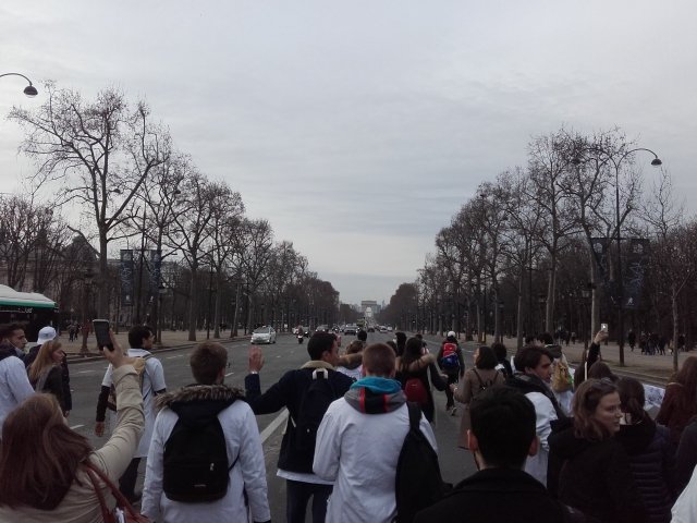 Element6971's tweet photo. On bloque les champs Élysées #DENTger https://t.co/M2DDW2bgQ3