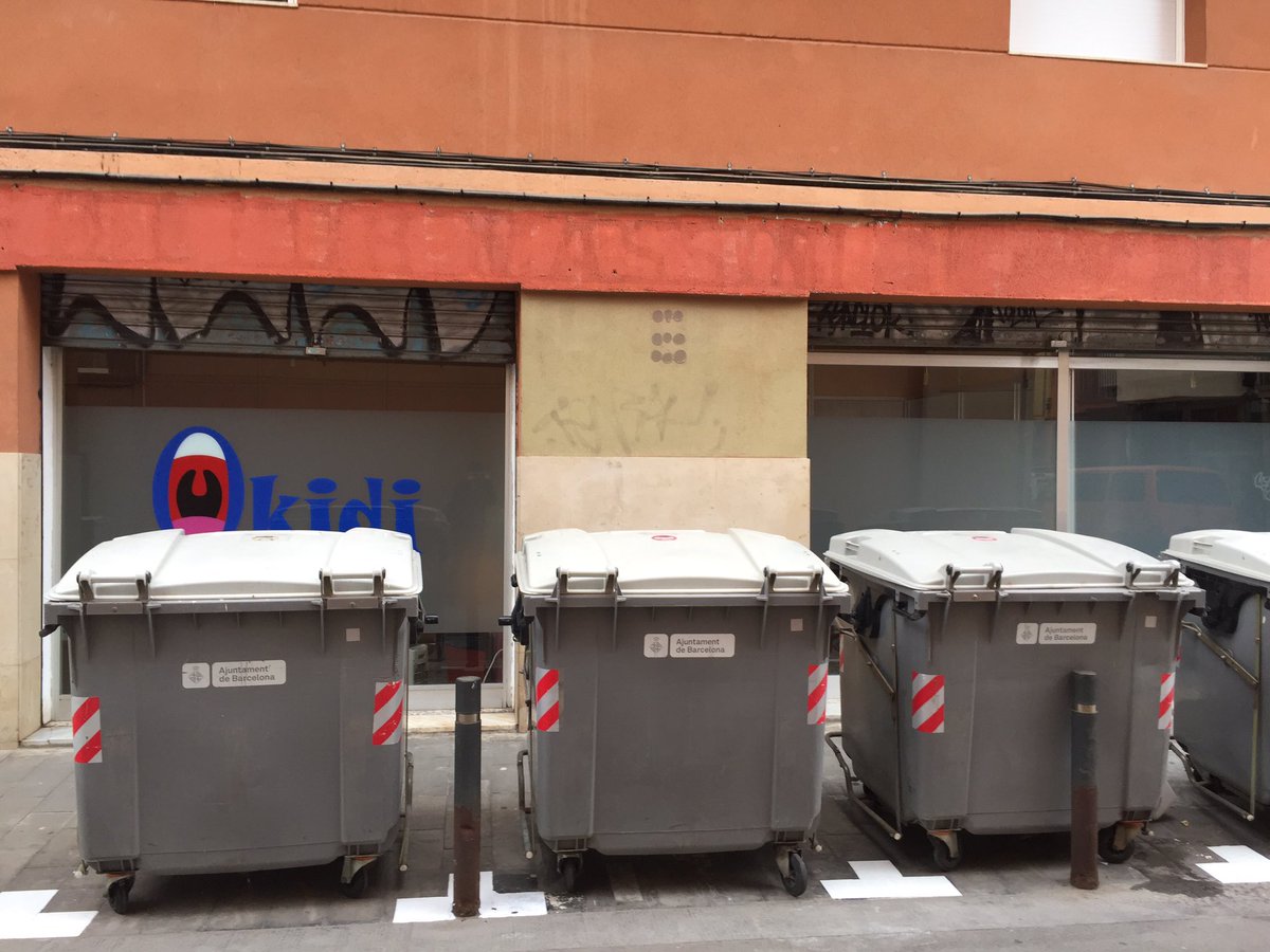 OkidiLogopedia's tweet photo. @bcn_ajuntament necessitem una reubicacio de contenidors, dificulten la nostra feina i el nostre negoci. No es higienic pels nens que venen. https://t.co/ViqdhMT32n