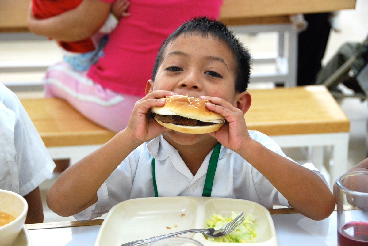 Él es Pedro y le encanta venir al comedor, especialmente cuando hay hamburguesas, ¡son sus favoritas!