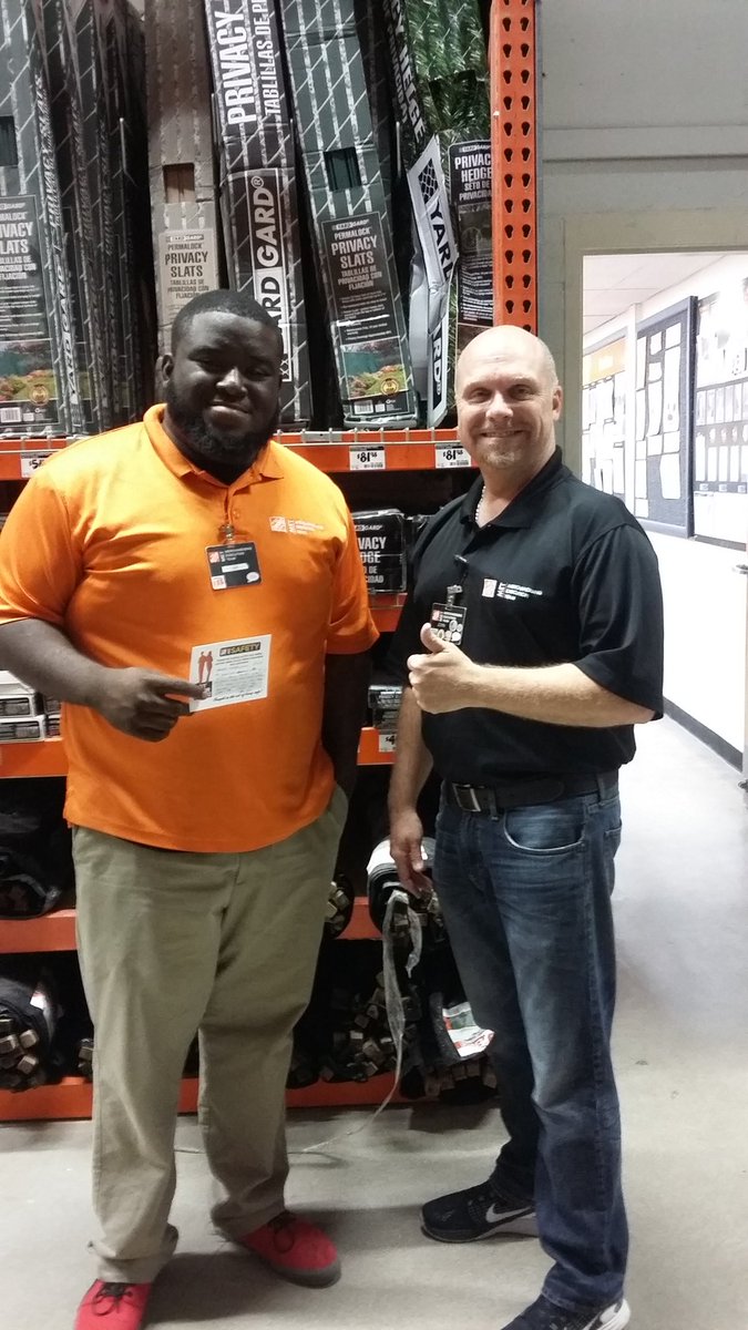 LevitonJohn's tweet photo. Thx James for watching out for a team member ! Great Job ! #GotYourBack #SafetyFirst #METsafety #Met220 #Met @michaelahealy2 https://t.co/REmb2NAWIm