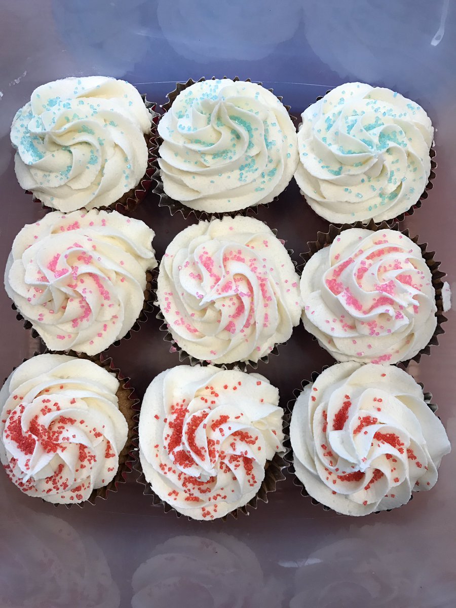 patzi_v's tweet photo. Cupcakes for Waterdown! Thanks to @harveybremer for the perfection! HAPPY EMPLOYEE APPRECIATION! #proudtoworkatBMO 😊 https://t.co/Z0ZhwkSXTx