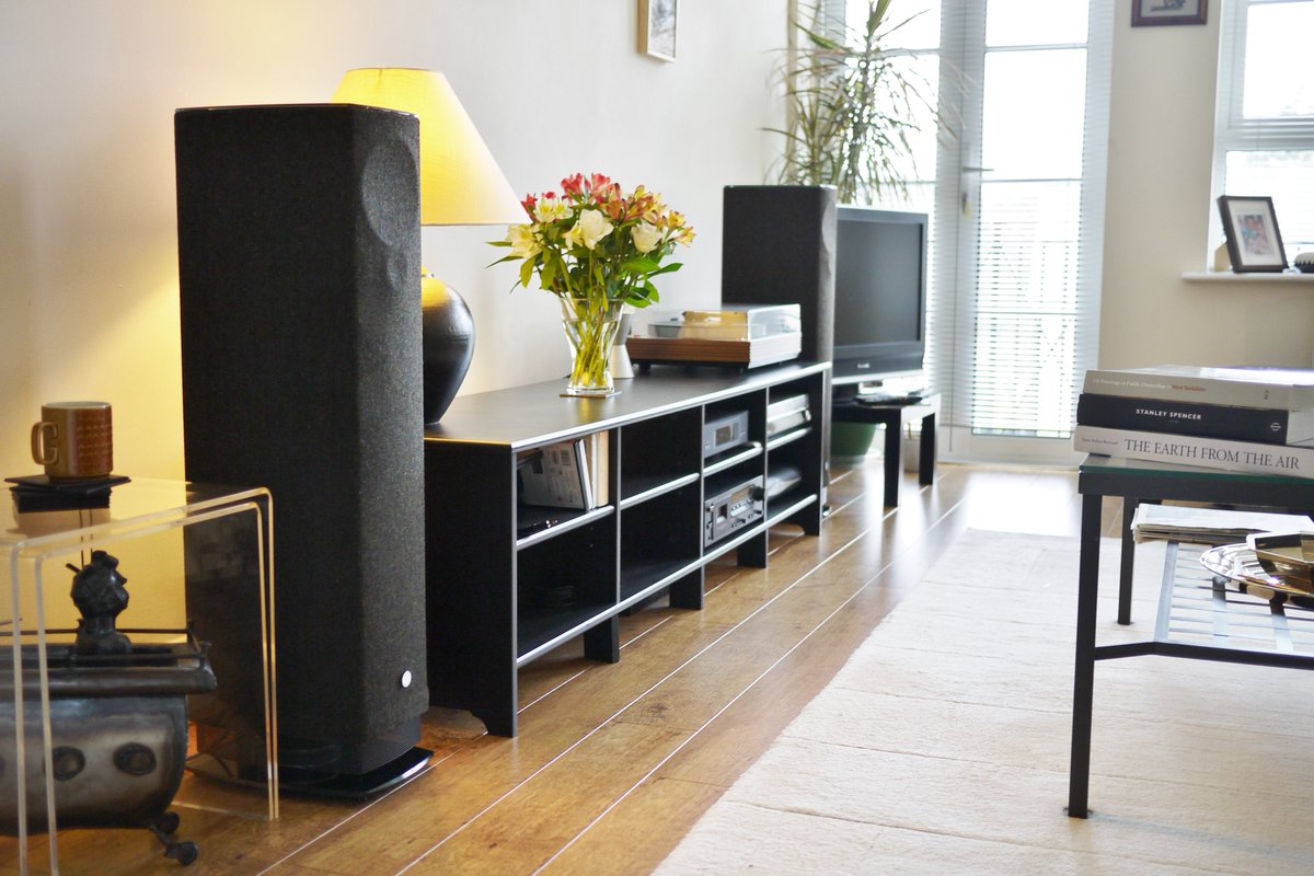 TheSoundGallery's tweet photo. The @harristweedauth peat fabric make these @linnproducts 530 speakers look beautiful in this customers home today. #soundwithstyle.😘 https://t.co/ZBHa6POg2u